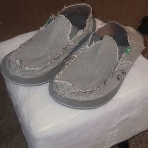 Pre-owned Sanuks. Size 11.